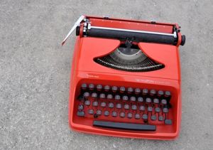 Examples of antique black typewriters - myLusciousLife.com.jpg